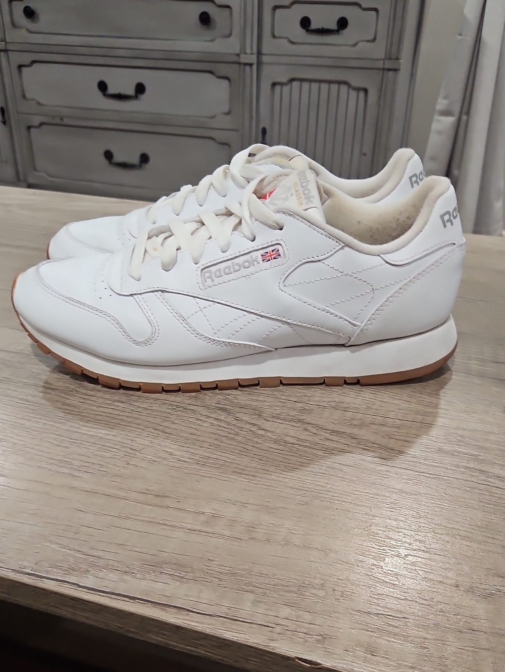 Reebok White Leather Women's Sneakers with Gum Outsole size 8.5 - Picture 1 of 11
